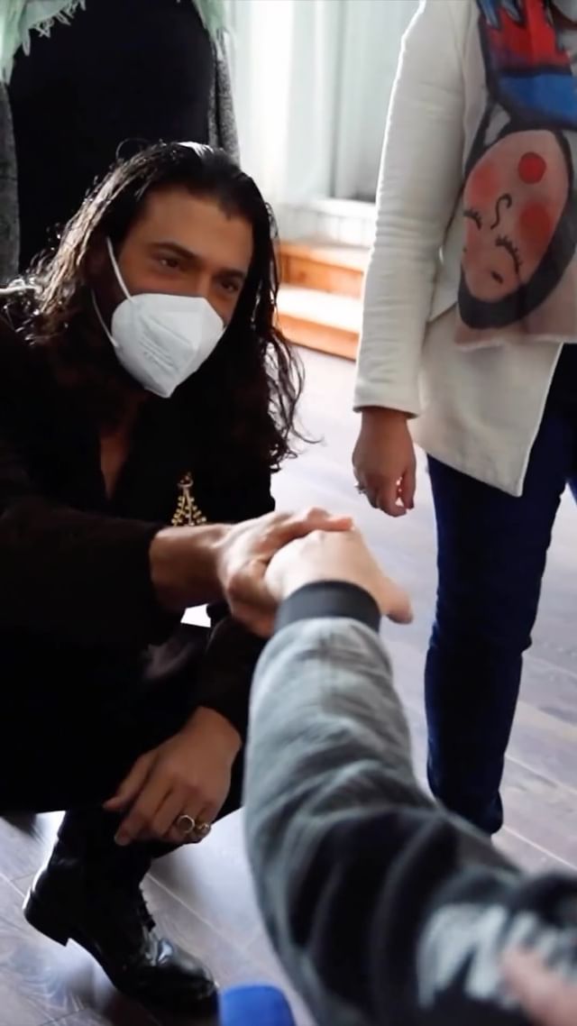 Can Yaman, İtalya'da engelli çocuklar için önemli bir kurumu ziyaret etti.