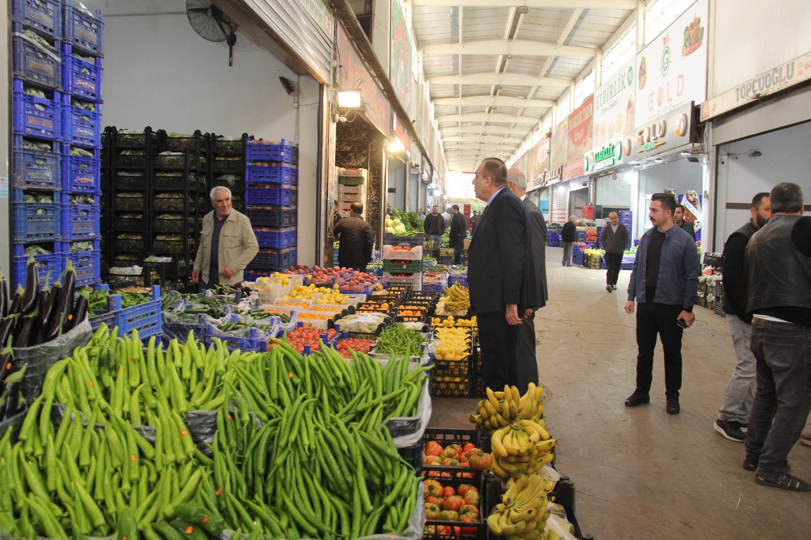 İzmir Kaymakamı, Meyve ve Sebze Hali Esnafını Ziyaret Etti