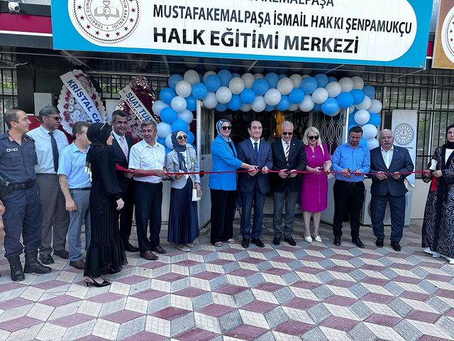 Mustafakemalpaşa Ticaret ve Sanayi Odası Başkanı Tekin Uzkinay, Halk Eğitim Merkezi'nin Yıl Sonu Sergisi'ne Katıldı