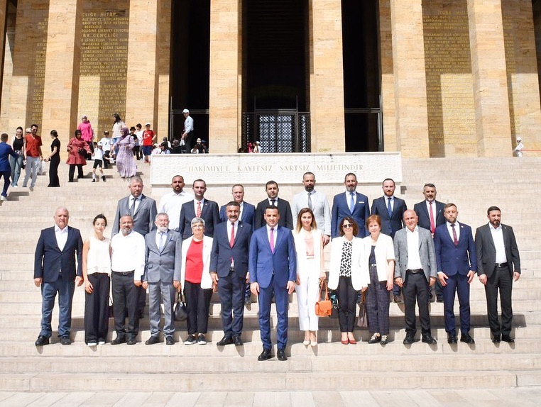 Çiğli Belediye Başkanı ve Ekibi Anıtkabir'i Ziyaret Etti