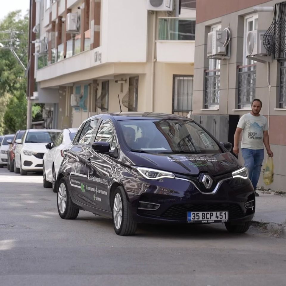 İzmir Büyükşehir Belediyesi, Emekli Dayanışma Kartları İle İhtiyaç Sahibi Emeklilere Yardım Ediyor