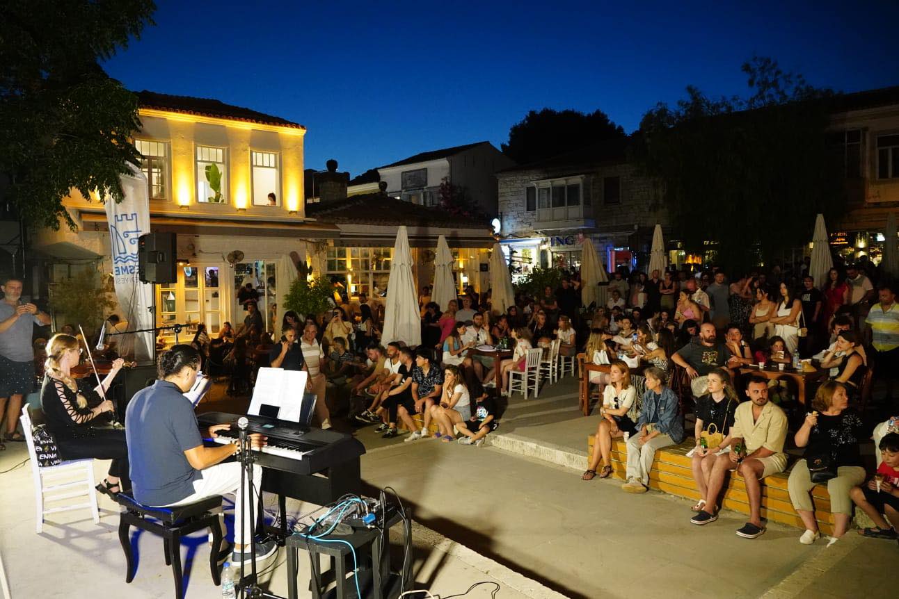 İzmir Çeşme Belediyesi, Alaçatı Cumhuriyet Meydanı'nda Müzik Ziyafeti Düzenledi