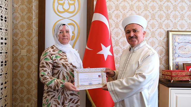 Kur'an-ı Kerim'den Etkilenerek Müslüman Olan Rusya Vatandaşı Tatiana Üstüntaş, İhtida Belgesini Aldı