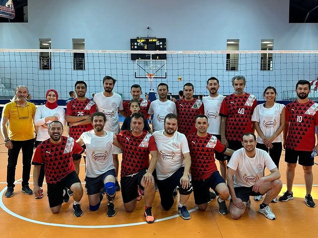 Çubuk'ta Düzenlenen Voleybol Turnuvası Çeyrek Final Maçında İlçe Milli Eğitim Müdürlüğü 1 Takımı Yarı Finale Yükseldi