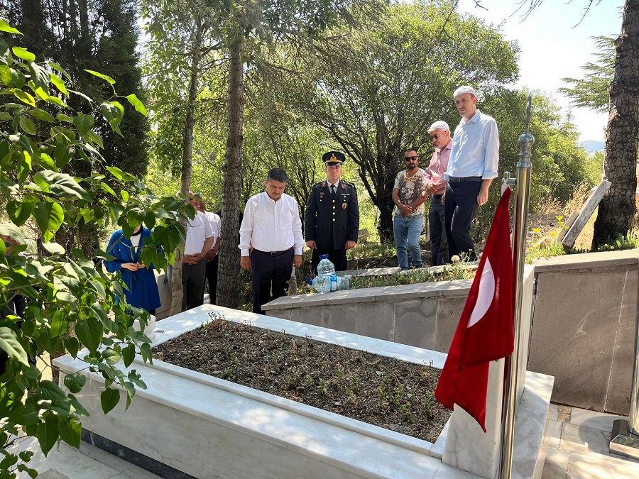 Kaymakam, Belediye Başkanı ve Diğer Yetkililer Şehit Kabrini Ziyaret Etti