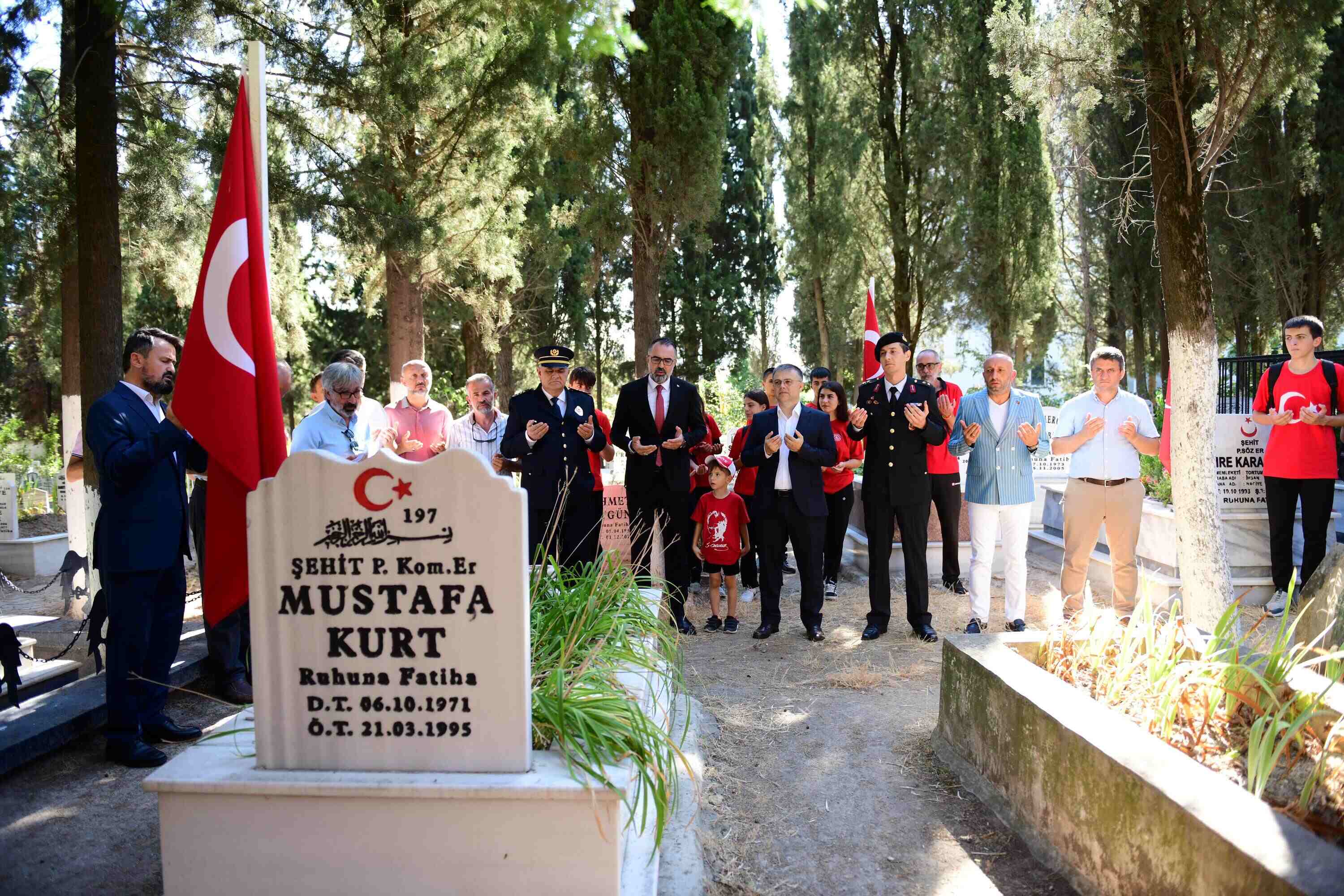 15 Temmuz Şehitleri Anma, Demokrasi ve Milli Birlik Günü'nde İlçemizde Şehitlerimizi Ziyaret Edildi