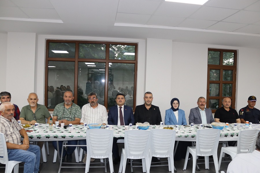 Kaymakam Mehmet TUNÇ, Akyurt Belediye Başkanı Hilal AYIK ve İlçe Emniyet Müdürü ve İlçe Jandarma Komutanı Saracalar Mahalle Konağında İftar Programında Buluştu