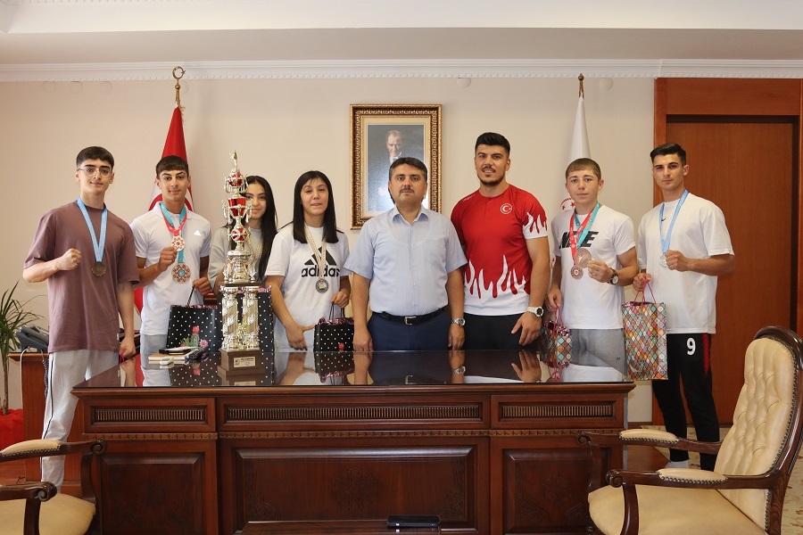 Kick Boks-Wushu Dünya ve Türkiye Şampiyonasında Madalya Kazanan Sporcular Kaymakamı Ziyaret Etti