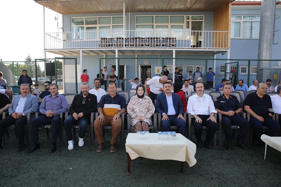 Futbol Turnuvası açılışında genç sporcular forma dağıtıldı