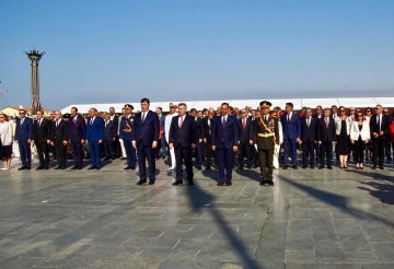 Çelenk Sunma ve Tebrikat Törenleri Gerçekleştirildi