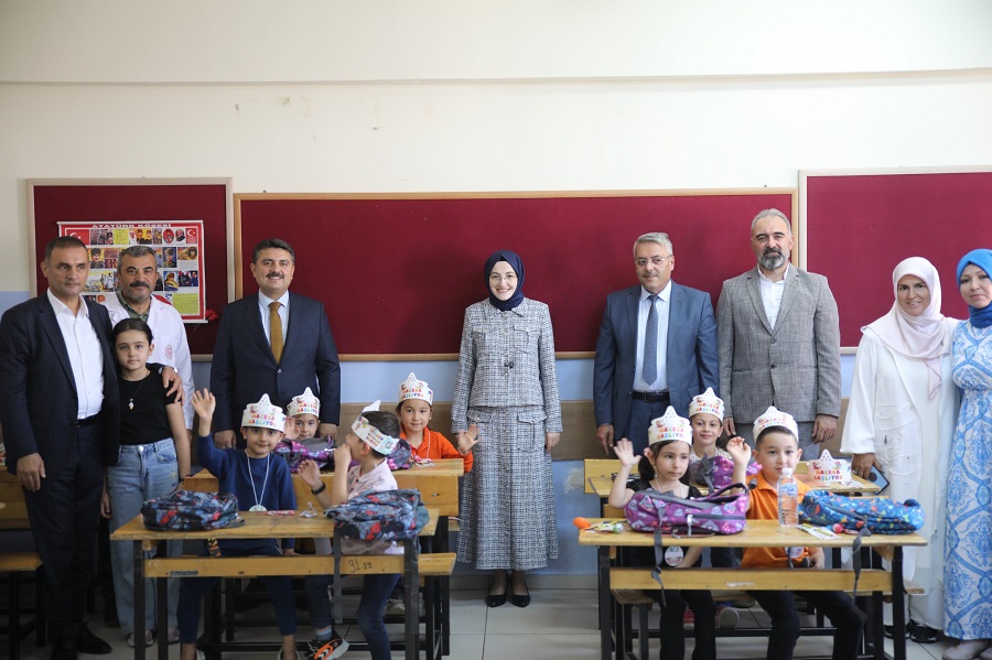 Kaymakam Mehmet TUNÇ ve Akyurt Belediye Başkanı Hilal AYIK, Akyurt Yıldırım Beyazıt İlkokulu'nda Öğrencilerle Bir Araya Geldi 