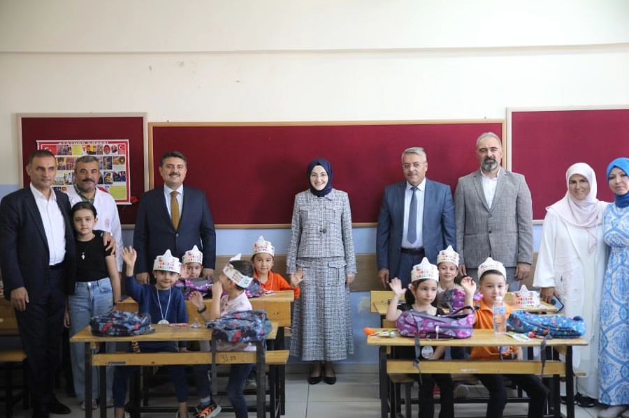 Akyurt Kaymakamı, Öğrencilerin Okula Başlangıç Heyecanına Katıldı