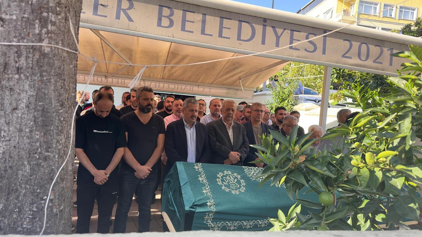 Eyyüpsultan Belediye Başkanı Deniz Köken, Mustafa Kırgıç'ın Cenaze Törenine Katıldı