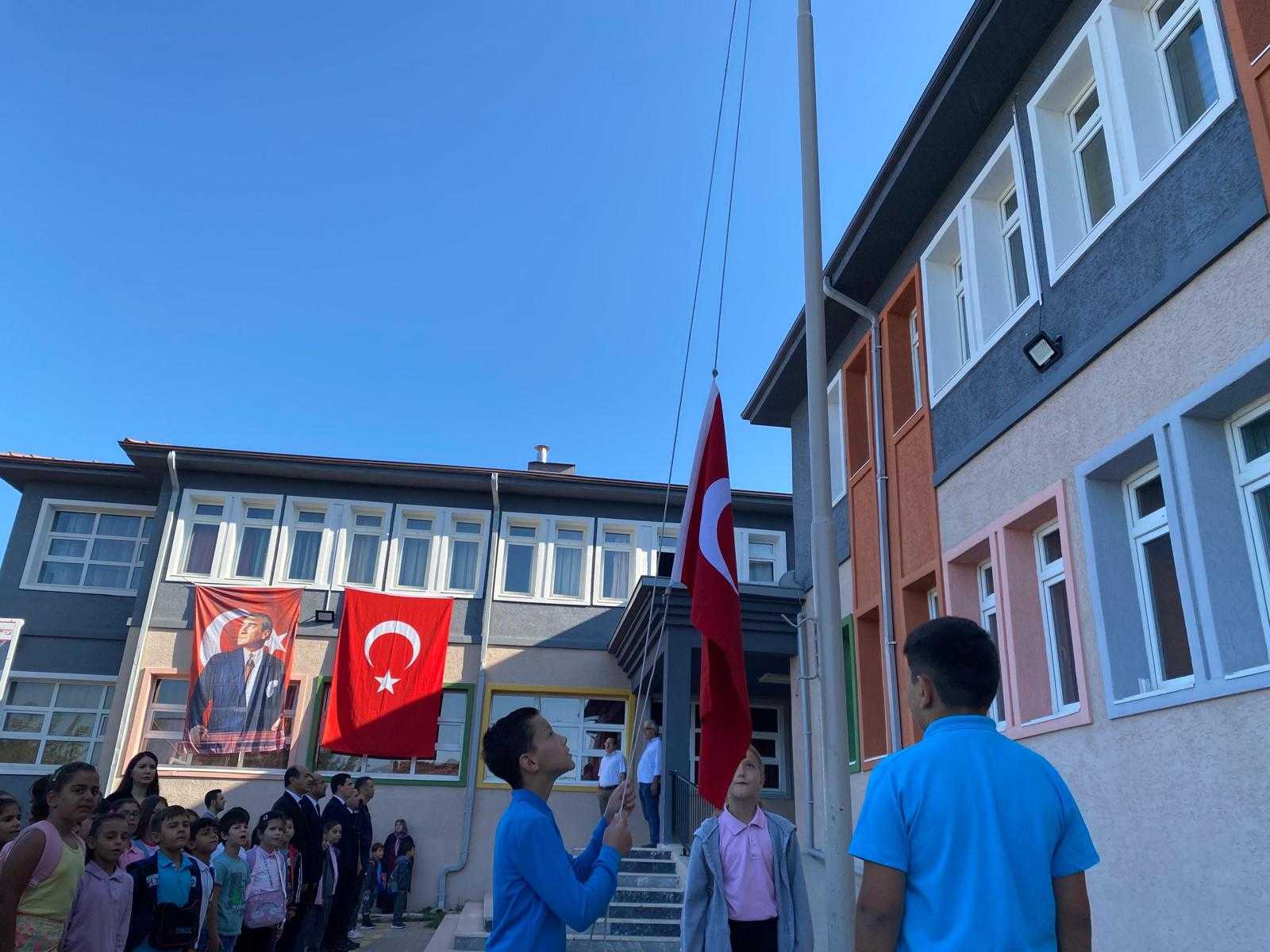 Kaymakam ve Belediye Başkanı Öğrencileri Ziyaret Etti