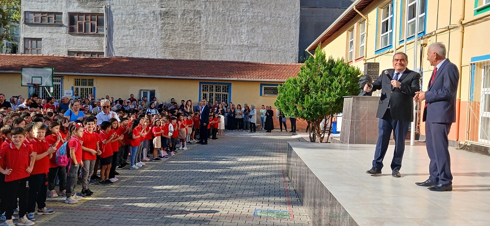 Yeni Eğitim Öğretim Yılına İlişkin İlçe İlkokulu'nda Tören Düzenlendi