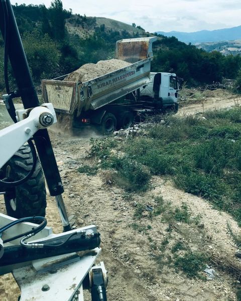 Kiraz Belediyesi Fen İşleri Müdürlüğü'nden Yol Bakım Çalışması