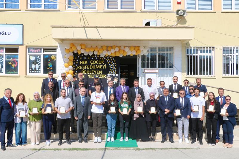 İlçe Kaymakamı Sayın Cemal Hüsnü Çaykara, İl Milli Eğitim Müdürü Sayın Yaşar Koçak'ın Katılımıyla İlköğretim Haftası Açılış Programına Katıldı