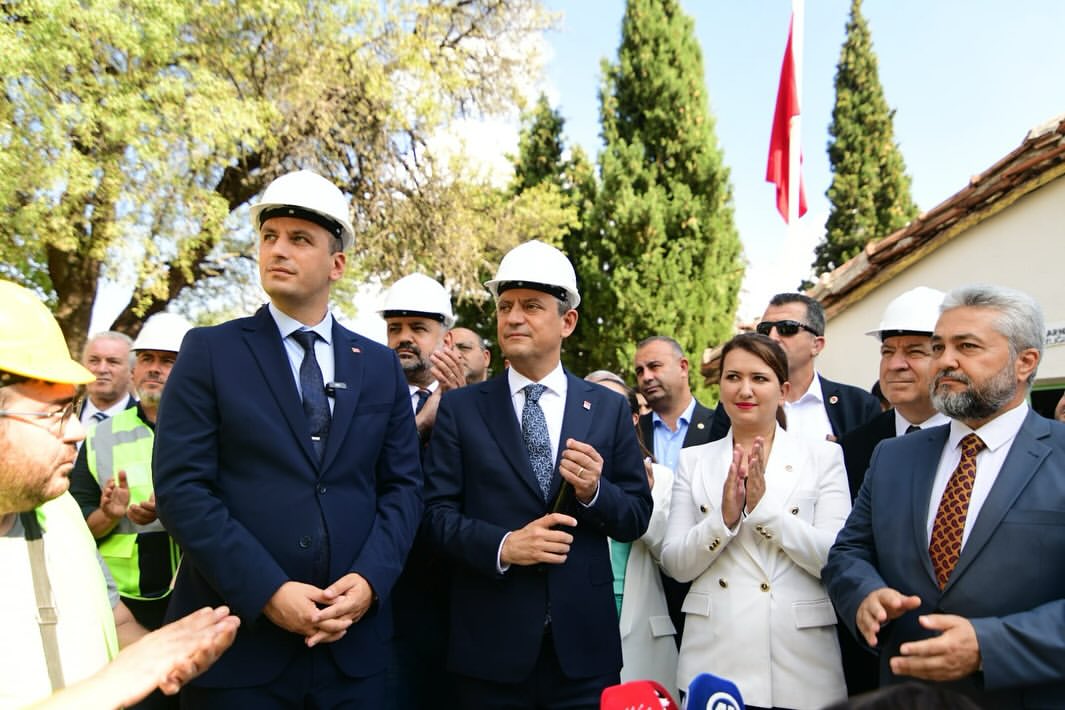 CHP Genel Başkanı Özgür Özel ve İzmir Milletvekilleri, İzmir’de Yerel Yönetimlerin Gelişimine Odaklandı