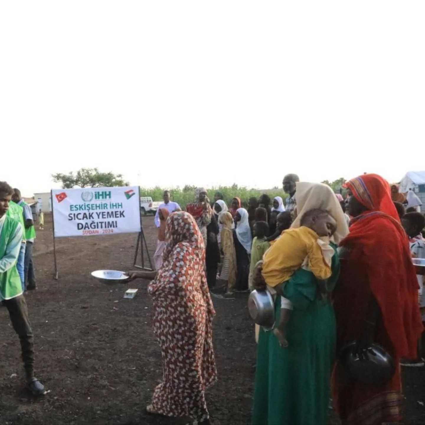 Esenler İHH Kadın Derneği Sudan'da Sıcak Yemek Dağıtımı Gerçekleştirdi