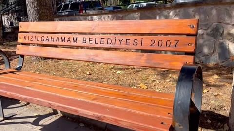 Kızılcahamam Belediyesi, Kent Mobilyalarını Yenileyerek Vatandaşlara Daha Konforlu Bir Ortam Sunuyor