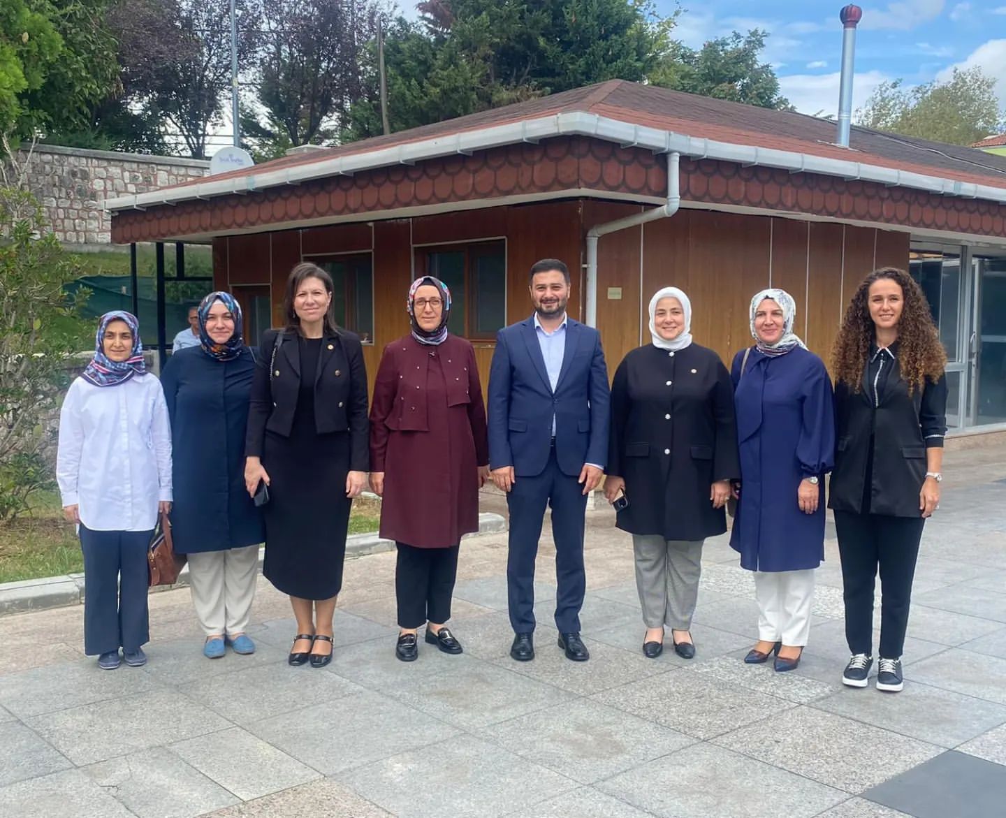 Kağıthane Belediye Başkanı Mevlüt Öztekin, İl Kadın Kolları Başkanı Salih Ademirer ve İstanbul Milletvekili Tugba Işıkercan Vatandaşlarla Buluştu