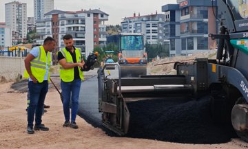 Bağlıca Mahallesi'nde Asfalt Serim Çalışmaları Devam Ediyor