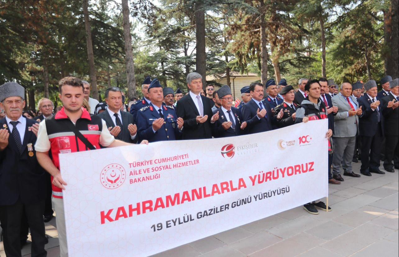 Kahramanlarla Yürüyoruz