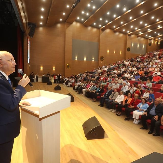 Ünlü Sanatçı Erdal Erzincan, Cumhuriyet Akademisi’nde Hayranlarıyla Buluştu