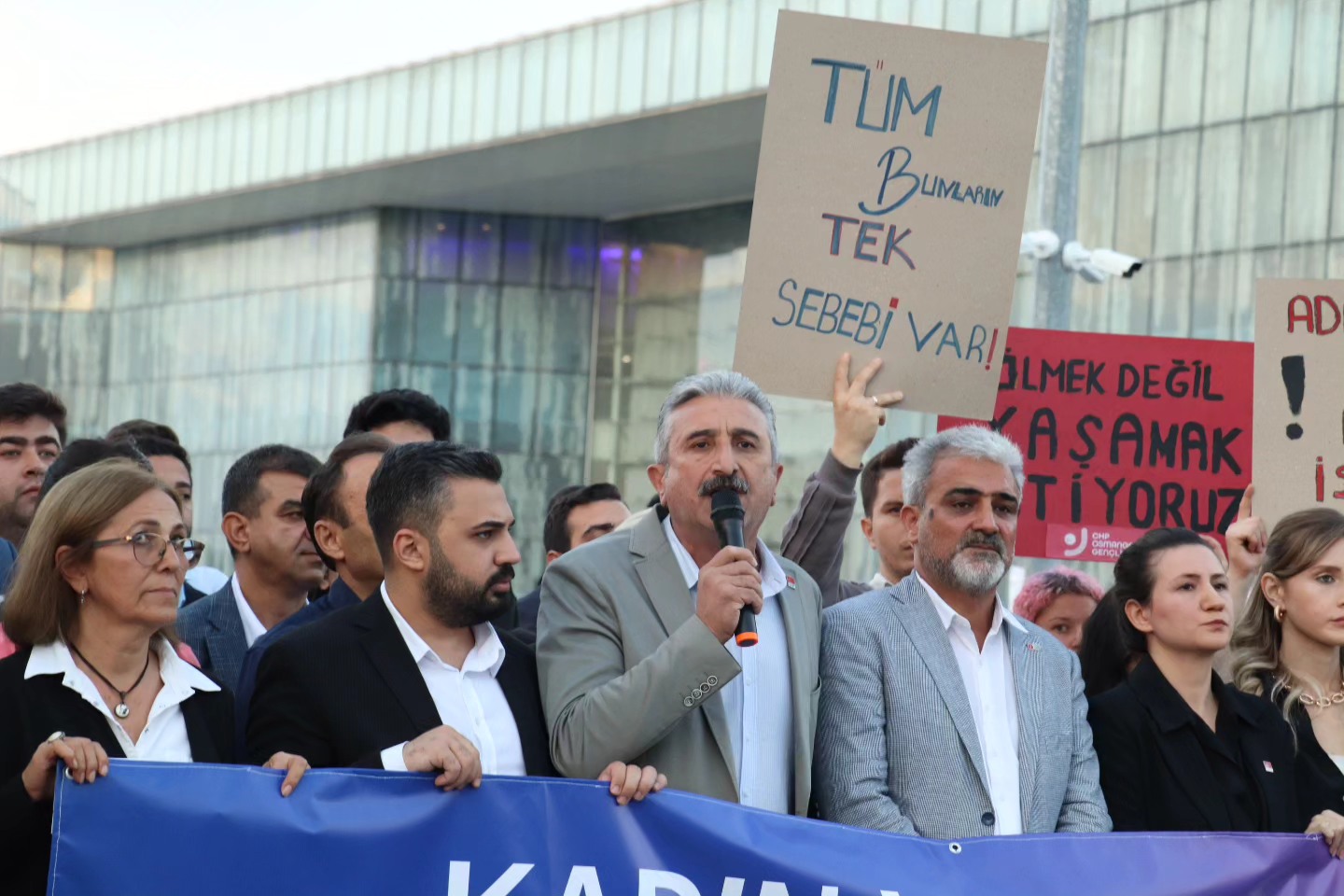 CHP Bursa İl Başkanlığı, Kadın ve Çocuk Cinayetlerini Protesto Etti