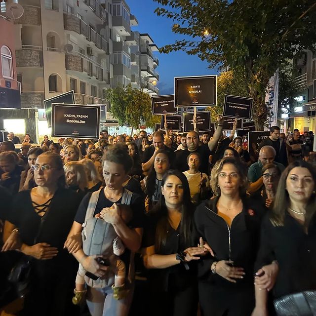 İzmir Balçova’da Kadına ve Çocuğa Yönelik Şiddeti Protesto Etmek İçin Yürüyüş Düzenlendi