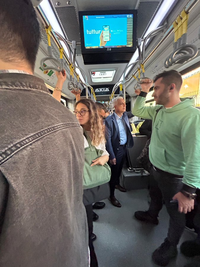 İETT'nin Metrobüs Hattı İstanbul Trafiğine Alternatif Bir Ulaşım Seçeneği Sunuyor