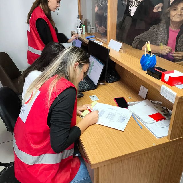 Türk Kızılay Bursa İl Merkezi Yardım Kolileri Dağıttı