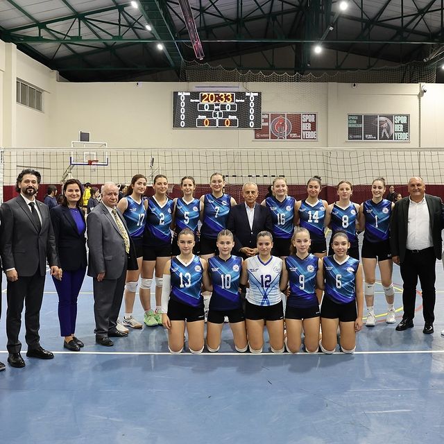 Küçükçekmece ve Beylikdüzü Voleybol Takımları Arasındaki Mücadele Heyecan Vericiydi