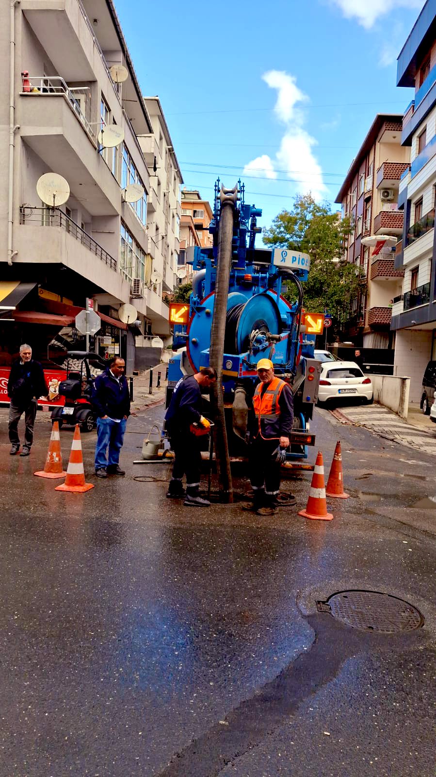 İSKİ, Ümraniye'de Kanal Kontrol ve Temizlik Çalışmalarına Devam Ediyor