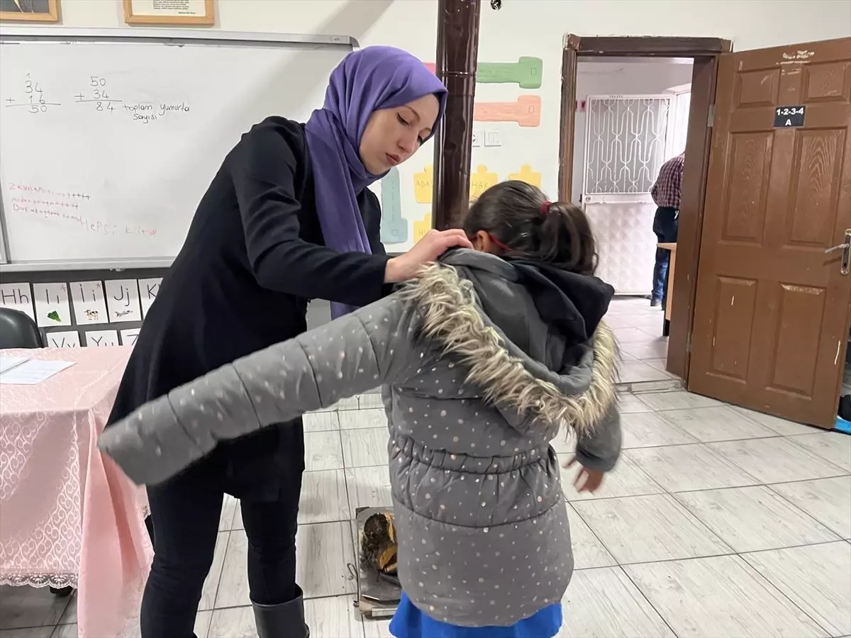 Kırıkbozu İlkokulu'nun Genç Öğretmeni Arife Karayanız'dan Öğrencilerine Özel Etkinlikler