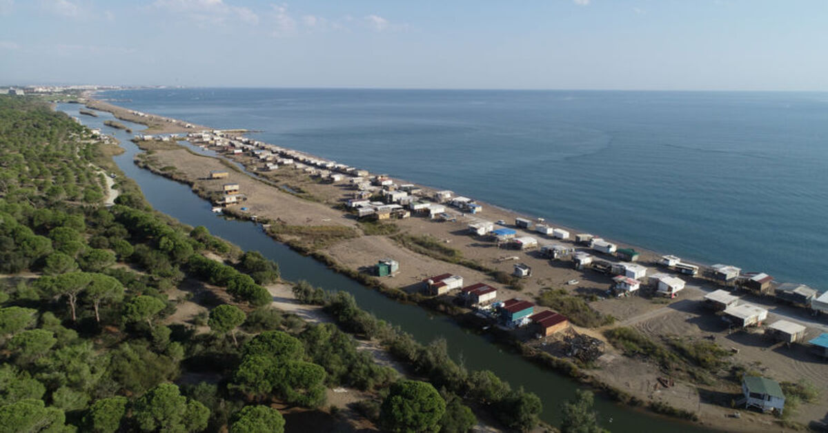 Antalya Kumköy Sahili'nde Çardaklar Yıkılıyor, Plaj Halka Açılıyor