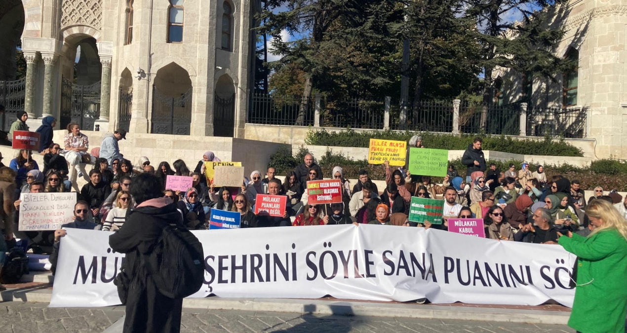 Eğitimciler Beyazıt Meydanı'nda Mülakat Sistemi Protestosu Düzenledi