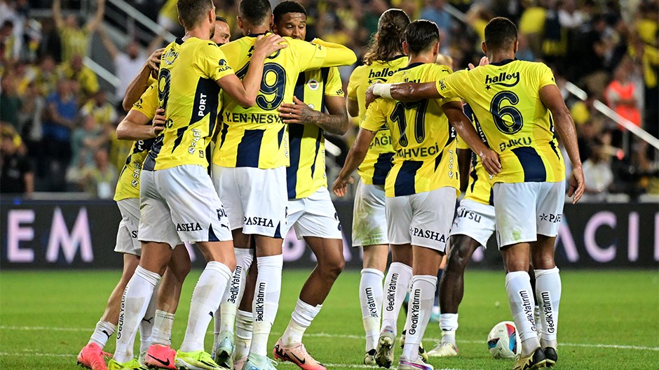 Fenerbahçe ve Sivasspor Zirve Yarışı İçin Sahada