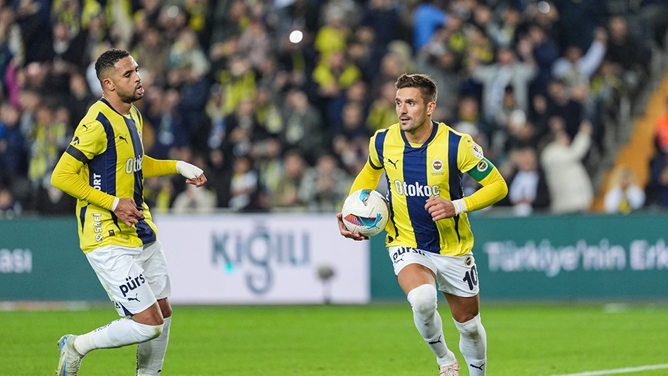 Fenerbahçe, Sivasspor'u Mağlup Ederek Zirve Takibini Sürdürüyor