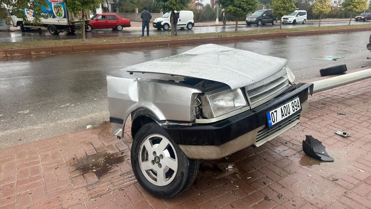 Antalya'da Korkunç Kaza: Otomobil Direğe Çarptı ve İkiye Bölündü