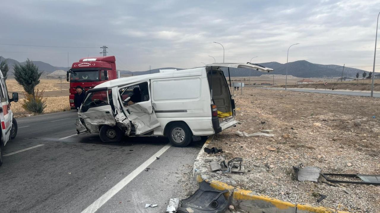 Afyonkarahisar'da Trafik Kazası: 6 Yaralı