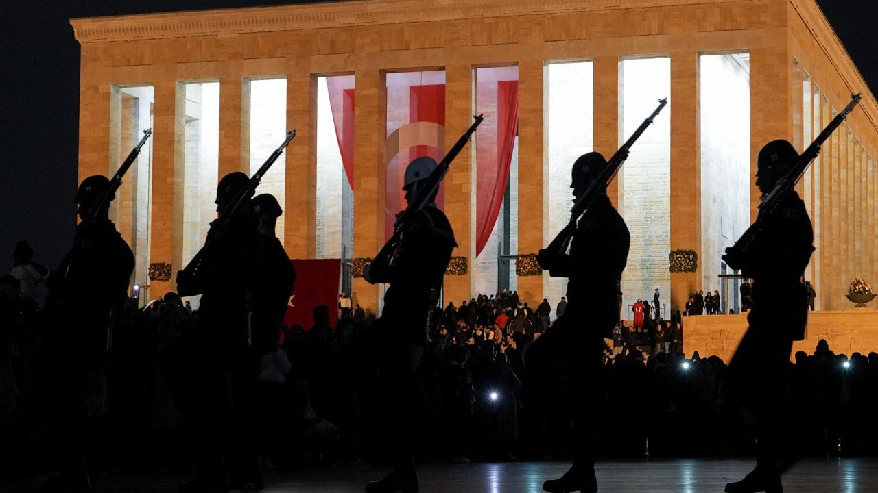 Türk Halkı Atatürk İçin Anıtkabir’e Akın Etti