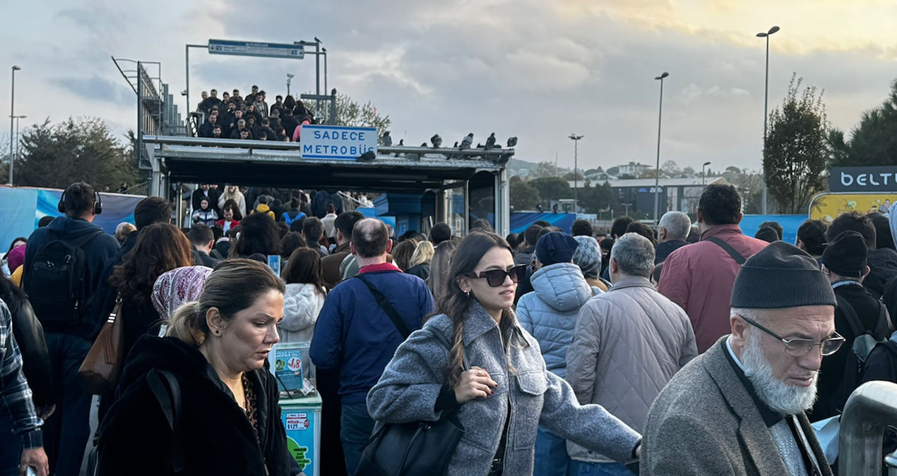 İstanbul'da Metrobüs Seferlerinde Aksama: Duraklarda Yoğunluk Yaşandı