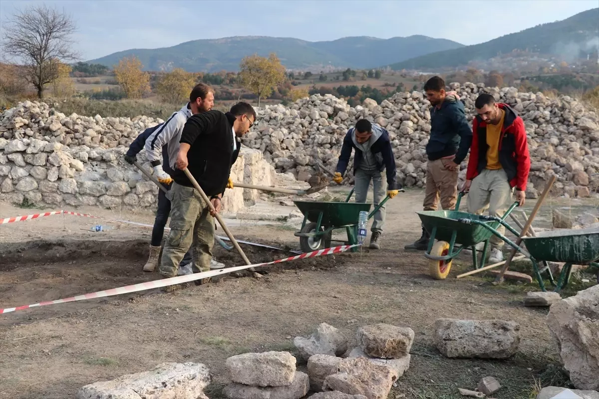 Hadrianopolis Antik Kenti'nde 1600 Yıllık Kolye Ucu Keşfedildi