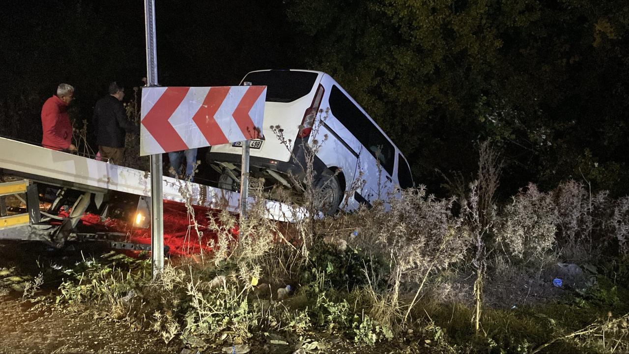 İnegöl'de Minibüs Dere Yatağına Devrildi: Sürücü Yaralandı