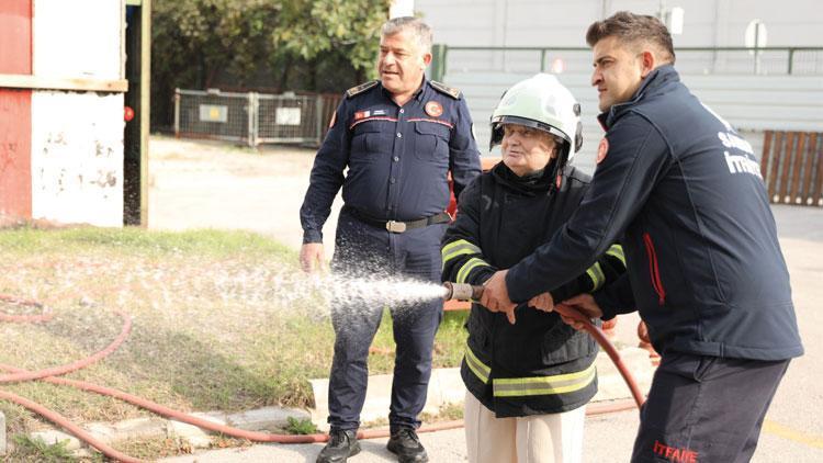 67 Yaşındaki Kadın Çocukluk Hayalini Gerçekleştirdi: Bir Günlüğüne İtfaiyeci Oldu