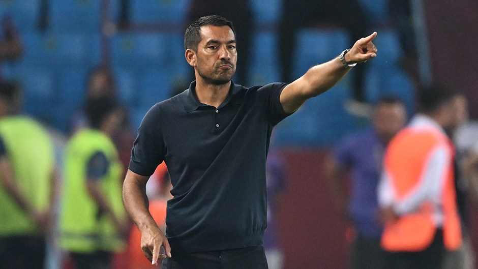 Van Bronckhorst'tan Beşiktaş'ın Orta Sahasına Yenilikçi Dokunuş