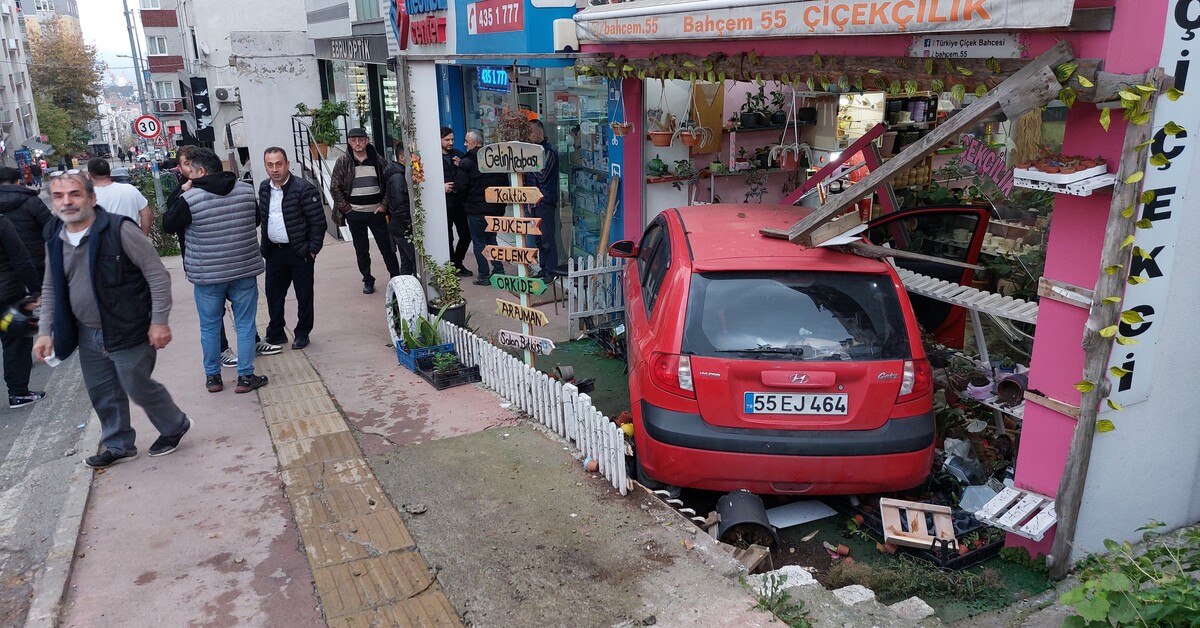 Otomobil Kontrolden Çıktı: Çiçekçi Dükkanına Girdi