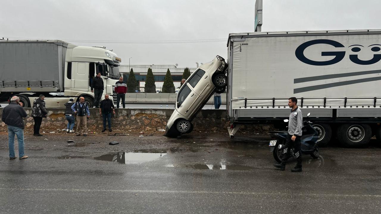 Otomobilin Tır Dorsesine Çarpması Kazayla Sonuçlandı