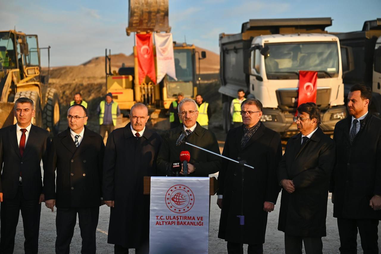 Ulaştırma Bakanı Abdulkadir Uraloğlu Van Çevre Yolu Çalışmalarını İnceledi